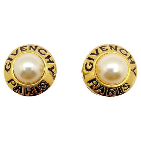 A fabulous pair of Vintage Givenchy Pearl Logo Earrings. A double couture classic, pearls and logo feature boldly in the design of these cool yet elegant earrings from the House. Guaranteed to amp up look. One of the late great 20th century couturiers, Hubert de Givenchy founded his namesake fashion house in 1952, destined to leave an indelible mark on fashion history. Famed for disrupting fashion codes of the time and his iconic muse, the legendary Audrey Hepburn with her little black dress in Vintage Givenchy Jewelry, Pearl Logo, Givenchy Jewelry, Vintage Givenchy, Vintage Jewels, Timeless Treasures, Audrey Hepburn, Elegant Earrings, Vintage Jewellery