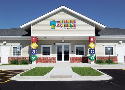 The Learning Experience will move to a new headquarters in Deerfield Beach in 2017. Daycare Setup, Daycare Business Plan, Diy Kids Playground, Classroom Interior, Preschool Decor, School Building Design, Daycare Design, Exterior Stairs, School Interior