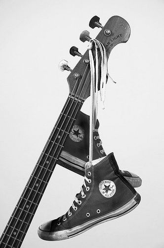 Rock e Converse, a melhor combinação! Arte Jazz, All Stars Converse, Music Aesthetic, Music Wallpaper, Music Love, Classic Rock, Converse All Star, Music Stuff, Shoes And Accessories