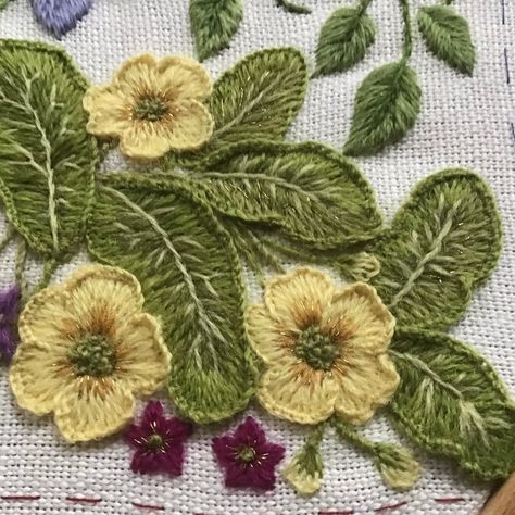 Stump Embroidery, Crewel Embroidery Tutorial, Lace Beadwork, Crewel Embroidery Kits, Floral Embroidery Patterns, Basic Embroidery Stitches, Hand Embroidery Flowers, Stitch Book, Thread Painting