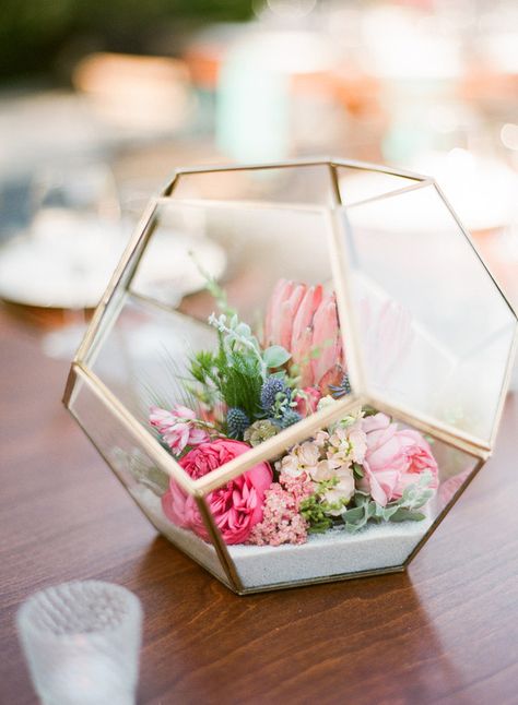 Floral centerpiece w/ well chosen flowers Creative Fig House LA wedding: Callie + Andrew | 100 Layer Cake | Bloglovin’ Easter Centerpieces Diy, Koti Diy, Modern Easter, Spring Centerpiece, Geometric Terrarium, Beach Wedding Decorations, La Wedding, Easter Centerpieces, Deco Floral