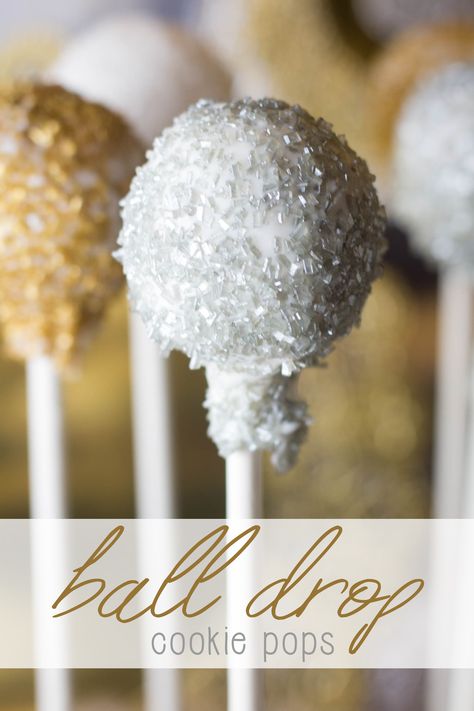 These Ball Drop Cookie Pops are perfect for your New Year's Eve celebrations! Just like the sparkling Swarovski of the REAL ball in Times Square, these cake pop-inspired treats are perfect for sharing and serving for the New Year! New Years Cake Pops Ideas, New Year’s Eve Baked Goods, New Years Treats For Coworkers, Nye Cake Pops, New Years Eve Baking Ideas, New Years Eve Baked Goods, New Years Eve Treats For Kids, Cake Pops New Years Eve, New Years Eve Cake Pops