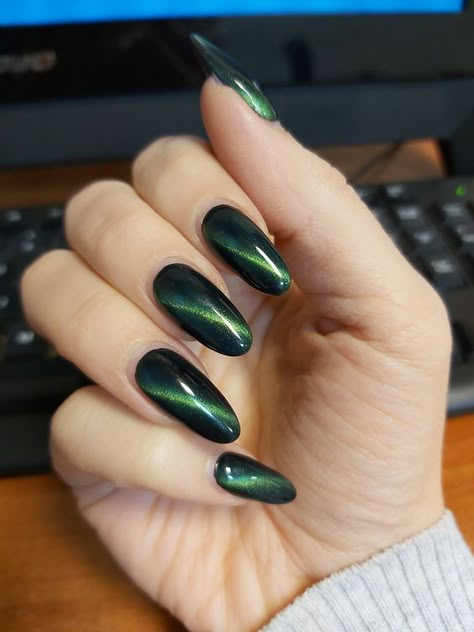 Cat Eye Nails Green Black, Dark Green Holographic Nails, Dark Emerald Green Nails Almond, Black Green Chrome Nails, Black Nails With Green Chrome, Black And Green Chrome Nails, Dark Green Nails With Chrome, Emerald Chrome Nails, Dark Green Cat Eye Nails