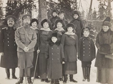 A Romanov family portrait at Tsarskoe Selo, a large estate in suburban St Petersburg. Tsarskoe Selo, Familia Romanov, Alexei Romanov, Romanov Sisters, House Of Romanov, Romanov Dynasty, Tsar Nicholas Ii, Tsar Nicholas, Romanov Family