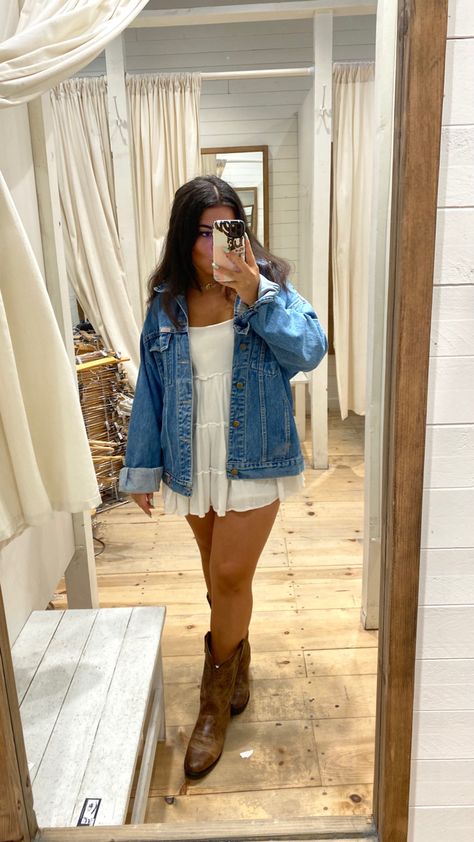 Big Valley Jamboree Outfits, Denim Jacket Outfit Concert, Jean Jacket Country Outfits, Fall Country Outfits Concert, November Country Concert Outfit, Zach Bryan Outfits Concert, Jean Country Concert Outfit, Jean Jacket Concert Outfit, Country Concert Outfit Ideas Jeans