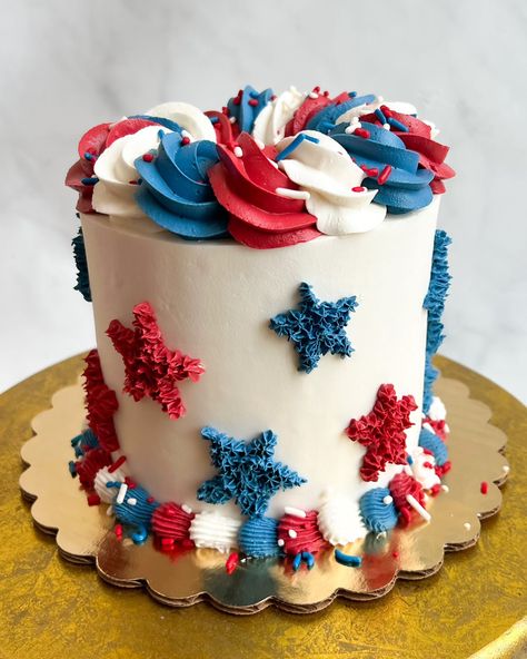 2 out of 3 Fourth of July Cakes I have to share with you all! 🇺🇸 This Grab & Go cake is a 3 layer 5” cake with yellow cake and vanilla buttercream - available for purchase at @frostartisanbakery 🍰 Swipe for a top view! #cakegram #cakesofig #cakeoftheday #cakestagram #frostartisanbakery #buffalobakery #downtownbuffalo #buffalony #frost #4thofjuly #explore #cakeinspiration #cakinstagram #layercake #cakegram #cakeinspo #cakedecorating #cakedecorator #igcake #igcakes #lovecake #grabandgocakes #... Usa Cake Ideas, Patriotic Cake Ideas, Usa Birthday Cake, Cookie Cake Memorial Day, 4th Of July Truffle Cake, Red White And Blue Layered Cake, 5 Cake, Patriotic Cake, Fourth Of July Cakes