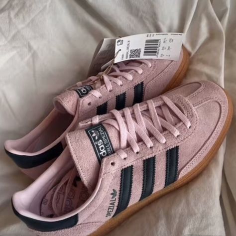 Sambas Pink, Samba Shoes, Dr Shoes, Adidas Spezial, Shoe Inspo, Aesthetic Shoes, Swag Shoes, Famous Footwear, Pink Adidas