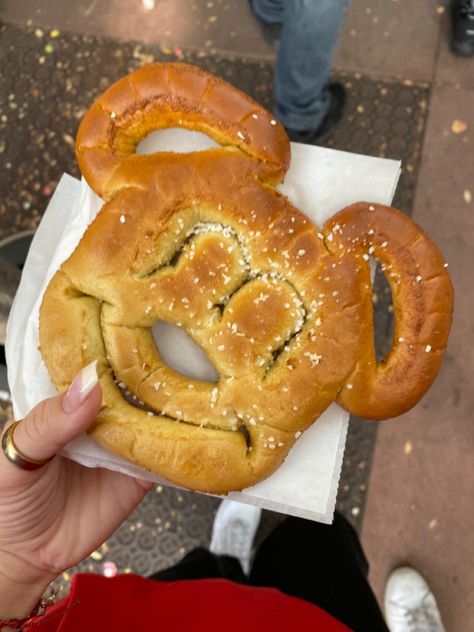 Disney Pretzel, Mickey Pretzel, Disney Pumpkin Carving, Disneyland (paris), Foodie Instagram, Disney Holiday, Mickey Mouse Clubhouse, Disney Food, Pretzels