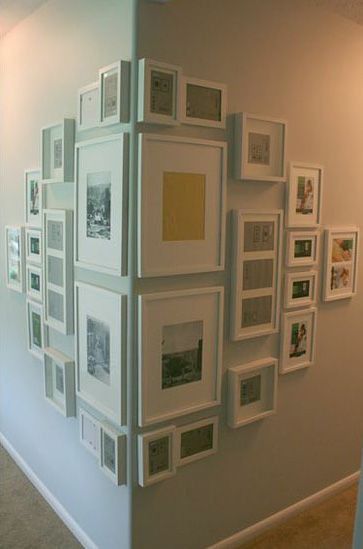 Contemporary Picture Wall Ideas, Photo Organization Ideas Wall, Modern Staging Interior Design, Small Entryway Gallery Wall, Home Photo Gallery Wall, Unique Hallway Ideas, Koti Diy, Unique Wall Decor, Frame Decor