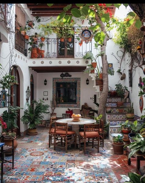 Houses In Guatemala, Spanish Style Home Courtyard, Oaxaca House, Hacienda Style Homes, Mexico House, Dream Life House, Mediterranean Style Homes, Mexican Home Decor, Mexican Home