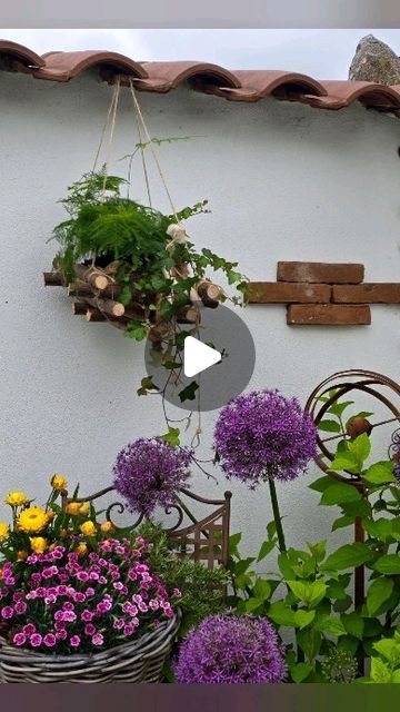 Rustic Pathways, Diy Garden Decor Projects, Rustic Vase, Garden Decor Projects, Tiny Plants, Home Garden Design, Small Figurines, Instagram Diy, Hanging Garden