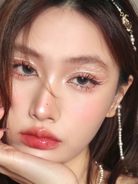 korean makeup • douyin makeup • makeup style • makeup ideas Comfy Makeup Look, Large Eye Makeup, Make Up Inspo For Prom, K Beauty Makeup Looks, Kpop Makeup Female, Angelic Makeup Aesthetic, Small Eye Makeup, Small Eyes Makeup, Soft Make Up