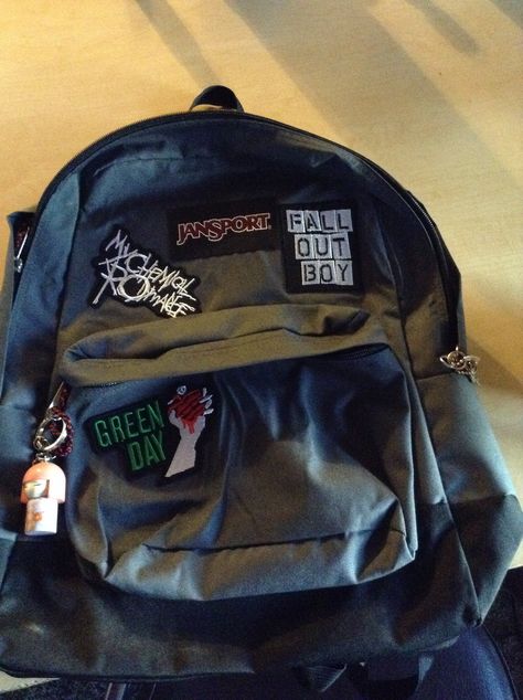 Jansport Decoration Ideas, Backpack Decoration Ideas Grunge, Backpack Decoration Ideas, Grunge Backpack, Jansport Backpacks, Mochila Jansport, Inside My Bag, Backpack Decoration, What In My Bag