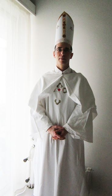 Sheet Upcycle, Pope Outfit, Disney Costumes For Men, Shrek Costume Diy, Adult Halloween Costume Ideas, Pope Costume, Rome Costume, Pope Of Rome, Diy Adult Halloween Costumes