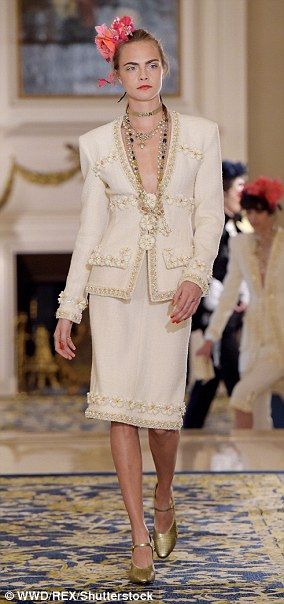 Queen Bee Cara Delevingne Cara Delevingne Style, Ritz Paris, Moda Chanel, Chanel Fashion Show, Chanel Couture, The Ritz, Glamorous Style, Chanel Fashion, Cara Delevingne