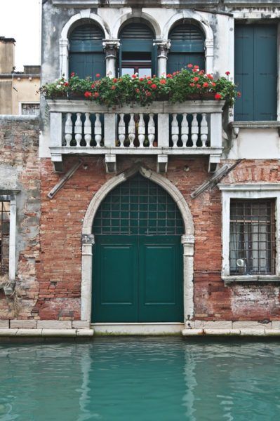 Italy Mansion, Venice Buildings, Trees Drawing, Venice House, Venice Photos, Visit Venice, Famous Architecture, Watercolor Architecture, Stunning Photography