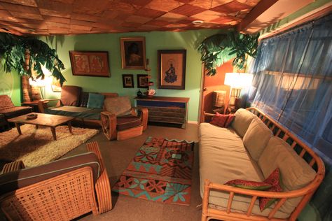 Tiki Bedroom Ideas, Tiki Living Room, Tiki Home Decor, Tiki Ceiling, Tiki Bedroom, Hawaiian Furniture, Polynesian Decor, Groovy Interiors, Padded Room