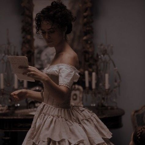 Princess Aesthetic Victorian, Vintage Royalty Aesthetic, Princess Aesthetic Medieval, Dark Academia Princess, Dark Academia Princess Aesthetic, Brunette 1800s Aesthetic, Royalty Aesthetic Princess, Juliet Core, Ophelia Core