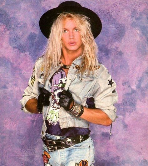 @80s_hairbandz: „Bret Michaels #bretmichaels #poisonband #bretmichaelsband #poison #everyrosehasitsthorn…“ 80s Fashion Men Rocker, The Breakfast Club John Bender, The Breakfast Club John, 80s Glam Rock Fashion, Bret Michaels Band, Bret Michaels Poison, 80s Glam Rock, 80's Hair, Big Hair Bands