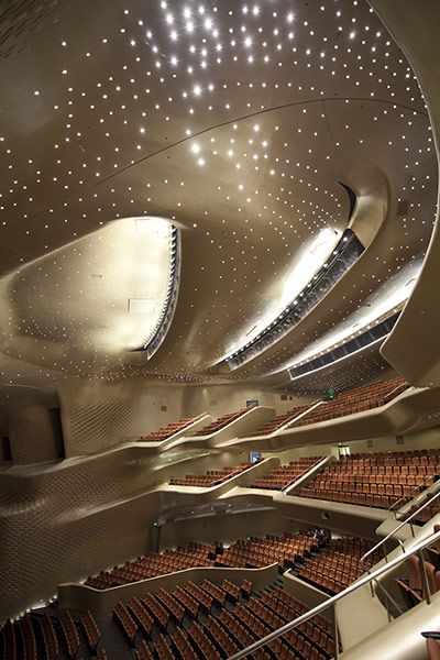 Guangzhou Opera House, Zaha Hadid Architecture, Santiago Calatrava, Zaha Hadid Architects, Amazing Buildings, Zaha Hadid, Futuristic Architecture, Concert Hall, Beautiful Architecture