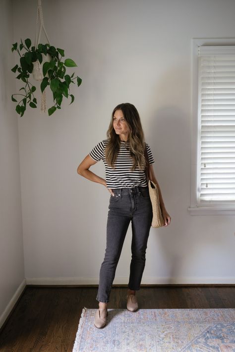 Seven Minimalist Outfits For Early Fall - Stitch & Salt Summer Minimalist Outfit, Early Spring Outfits Casual, Sahm Outfits, Minimalist Outfit Ideas, Mom Jeans Outfit Summer, Slim Mom Jeans, Teacher Outfits Fall, Minimalist Outfits, Casual Outfits For Moms