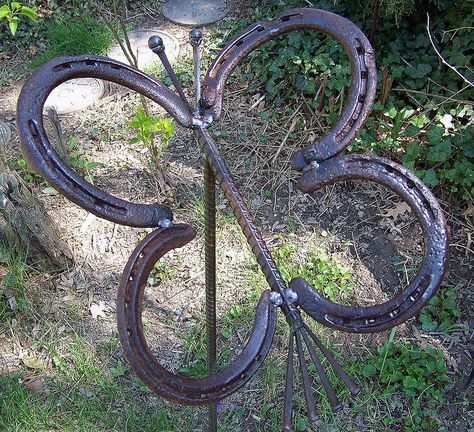 Horse shoe butterfly.  Use four old horseshoes for the wings, half inch re-bar for the body, cut nails for the antennae (with two small ball bearings welded on) and tail. The post is made from three eighths re-bar. I used a wire wheel to clean the rust before MIG welding it together. After it cooled I sprayed it with some clear paint. Horseshoe Wreaths, Repurposed Horseshoes, Horseshoe Ideas, Flower Yard, Horseshoe Projects, Railroad Spikes, Horseshoe Crafts, Dekor Diy, Horse Shoes