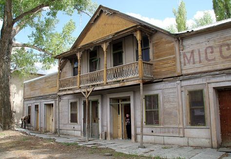 The most fascinating aspect of this town is the fact that so many of the town's original buildings are still standing. Many of the structures are boarded up and haven't seen a soul in decades, but there's something oddly beautiful about them. Ghost Towns In Nevada, Ghost Towns Usa, Nevada Hiking, Abandoned Towns, Nevada Ghost Towns, Building Reference, Only In Your State, Abandoned Town, Bottle House