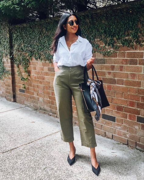 Khaki Linen Pants Outfit, Olive Pants Outfit For Work, Wide Leg Cropped Pants Outfit, Olive Pants Outfit, Summer Outfit Guide, Khaki Linen Pants, Cropped Pants Outfit, Summer Workwear, Linen Pants Outfit