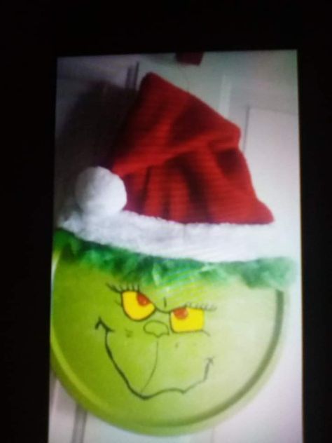 Pizza pan painted Grinch Grinch Pizza Pan Wreath, Grinch Pizza Pan, Grinch Pizza, Painted Vinyl Records Wall Art, Charger Plates Christmas, Christmas Pizza, Painted Vinyl Records, Painted Vinyl, Pizza Pan