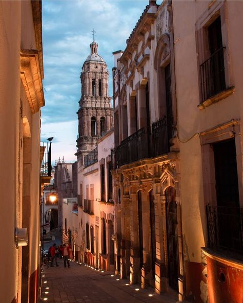 México Travel Channel on Instagram: “El Centro Histórico de la Ciudad de Zacatecas, Patrimonio de la Humanidad desde 1993. 📸 @escamillaphotos . . . . . . . #mexicotravelchannel…” Casas Coloniales, Travel Channel, Mexico Travel, Mexico City, Ferry Building San Francisco, Big Ben, Architecture Design, Architecture, Building