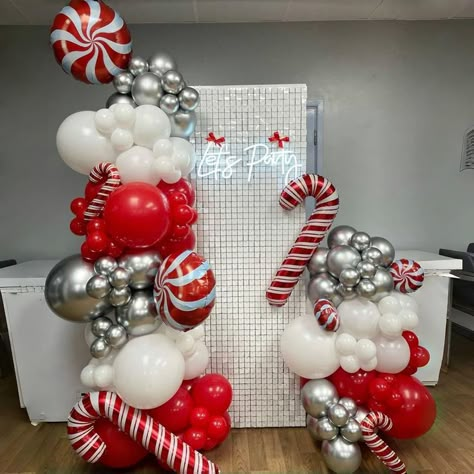 Holiday Party Balloon Arch, Merry Christmas Balloons Decoration, Christmas Ballon Arc, Christmas Balloon Backdrop, Christmas Balloon Decor, Christmas Balloon Arch, Ballon Ideas, Balloon Inspiration, Balloon Christmas