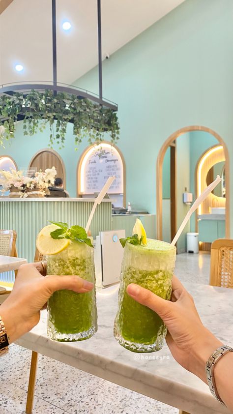 #drinks #juice #cafe #aesthetic #friends #poseideas #food #foodphotography #foodstagram #hands #fruit #healthyfood Juice Aesthetic Fruit, Juice Aesthetic, Juice Cafe, Drinks Juice, Aesthetic Fruit, Cafe Aesthetic, Aesthetic Friends, Juice, Cafe