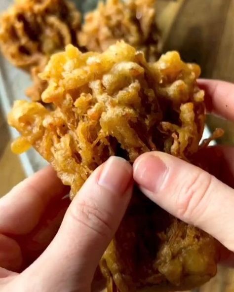 Healthy | Plantbased | Recipes on Instagram: "CRISPY FRIED ENOKI MUSHROOMS 🍄 enoki are probably my fave mushroom, the texture is just unbeatable & while having them in ramen is my go-to, these deep fried crispy nuggs of joy might just be a new fave way to eat them 😻 By @rhi.scran ingredients (makes 6-8) 200g enoki mushrooms 90g plain flour 60g cornflour (aka corn starch) 3/4 tsp baking powder 1 tsp garlic granules 1 tsp onion granules 1/2 tsp salt (adjust to taste) 1/4 tsp pepper 210ml water vegetable oil for frying method 1. thoroughly mix the dry ingredients together in a bowl then stir in the water to create a batter 2. wash then cut your enoki mushrooms into flat pieces 3. dip each one into the batter then deep fry until golden brown & crispy 4. drain any excess Enoki Mushrooms, Plantbased Recipes, Deep Fry, Frying Oil, Plain Flour, Vegan Recipes Healthy, Base Foods, Corn Starch, Deep Fried