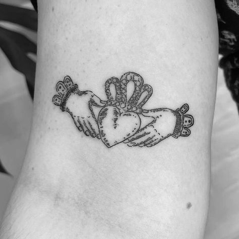 not mine! ig: @ charlieking2000 Claddagh Art, Claddagh Tattoo, Ireland Tattoo, Charm Tattoo, Matching Tats, My Tattoo, Line Art Tattoos, Cover Up Tattoo, Piercing Tattoo