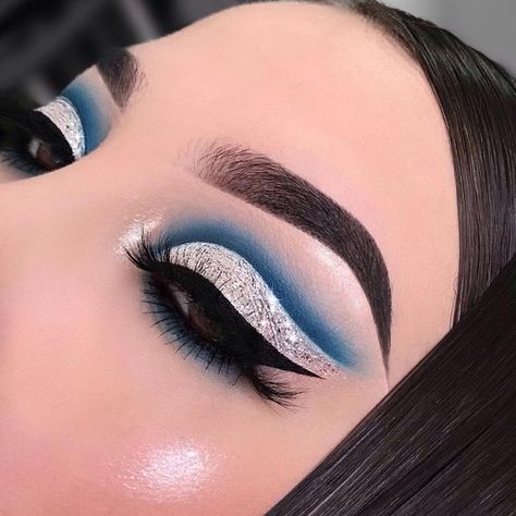 Dark Blue Eye Shadow Look, Royal Blue Make Up Ideas, Dark Blue Makeup Looks, Dark Blue Eye Makeup, Blue Eye Makeup Looks, Royal Blue Makeup Looks, Winter Wonderland Makeup, Royal Blue Makeup, Navy Eye Makeup