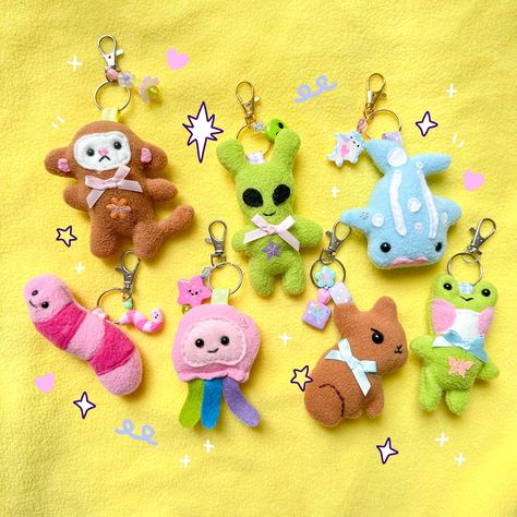 Diy Accessories Aesthetic, Plushie Making, Stuffed Animal Keychains, Gift Craft Ideas, Felt Charms, Stuffed Keychain, Paper Figurines, Diy Plushies, Felt Plushies