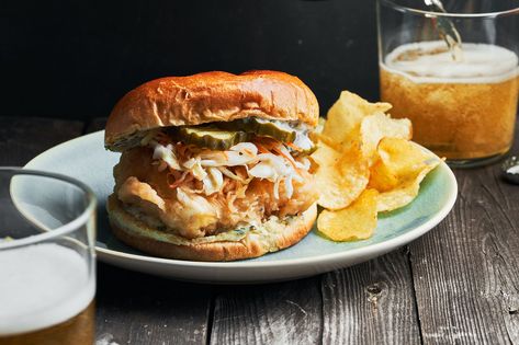 Delish Fried Fish Sandwich, Fish Sandwich Recipes, Sauce Tartare, Fish Burger, Fish Sandwich, Tartar Sauce, Fried Fish, Sandwich Recipes, Fish And Seafood