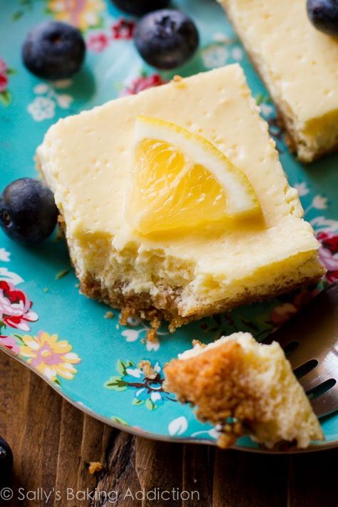 Healthy Summer Snacks, Lemon Bars Recipe, Sally's Baking, Giada De Laurentiis, Summer Snacks, Diet Vegetarian, Lemon Bars, 500 Calories, Köstliche Desserts