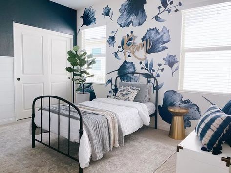 50 Bedrooms Teenage Girls Will Love Blue Teenage Girl Bedroom Ideas, Dark Blue Feature Wall, Blue Teen Girl Bedroom, Floral Accent Wall, Girls Bedroom Grey, Girls Blue Bedroom, Teen Room Makeover, Girl Bedroom Ideas, Pink Bedroom Design