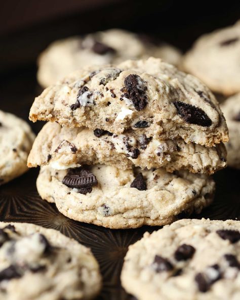 These Oreo Pudding Cookies are a family favorite! They're crispy at the edge, but adding pudding mix into the batter keeps them heavenly soft & chewy in the center! #oreo #pudding #cookies #oreocookies #puddingcookies #oreocookiesrecipe #oreodessertrecipe #bestcookiesrecipe Oreo Pudding Cookies, Oreo Cookie Dessert, Pudding Cookies Recipes, Oreo Cookie Recipes, Oreo Cheesecake Cookies, Oreo Dessert Recipes, Oreo Pudding, Cookie Recipes Chewy, Parfait Desserts