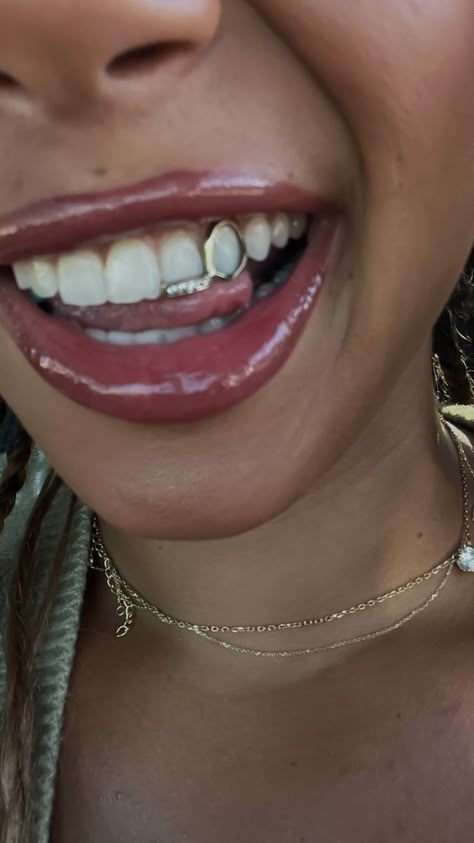 Crest Teeth Whitening Strips, Girl Grillz, Teeth Grills, Pretty Teeth, Dental Jewelry, Grillz Teeth, Teeth Caps, Gold Grill, Diamond Teeth