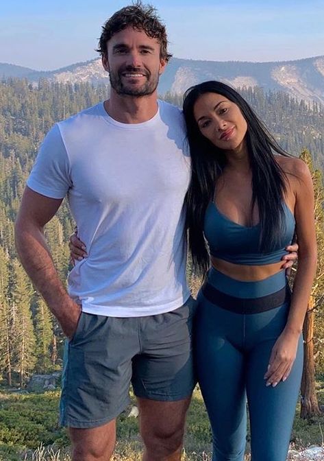 Nicole Scherzinger Boyfriend, Thom Evans, Blue Sports Bra, Counting Crows, Pussycat Dolls, The Masked Singer, Angela Lansbury, Masked Singer, Pierce Brosnan