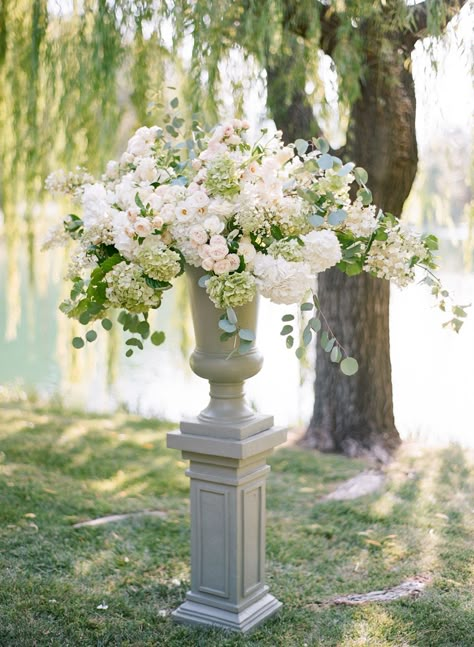 White Wedding Flower Arrangements, Black Swan Lake, Wedding Flowers Tulips, Ceremony Arrangement, White Floral Arrangements, White Flower Arrangements, Large Floral Arrangements, Wedding Ceremony Ideas, Altar Flowers