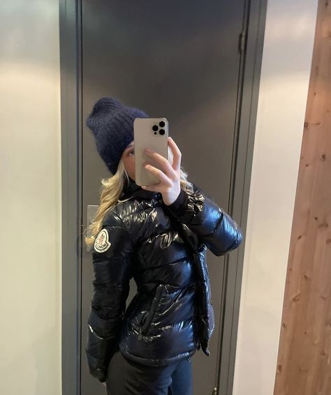 Europe Winter Fashion, Moncler Jacket Women, Look Adidas, Mode Zara, Estilo Indie, Skandinavian Fashion, Moncler Women, London Outfit, Moncler Jacket