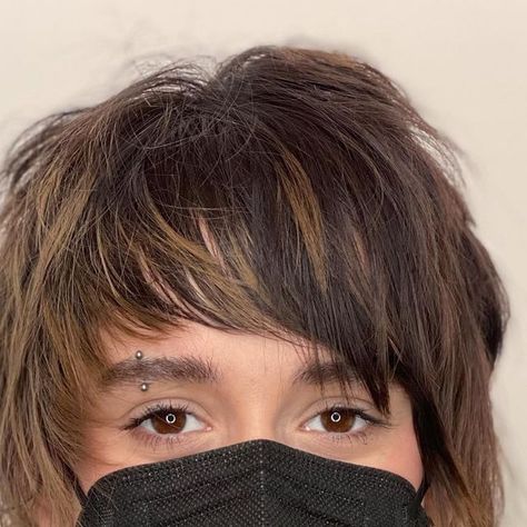 ErinRené  ♡⋆𐙚₊ Master of Mullets ˚⊹♡ on Instagram: "“Can I do razored side bangs!?” I said say no mf more. ✋✋✋We didnt go to warped tour for nothing. I luv layers thank u for your trust!!! 💕heavy bangs combed flatwrapped and then styled with ofc i want texture spray and powder finished with bedroom hairspray  . . . . . . . . . #scenenostalgia #alt #layeredhair #wispybangs #fringe #alternative #razorcuts #scenehairstyle #logansquare #lincolnpark #saic #chicagohair #midwesthairstylist #warpedtour #alternativefashion #choppylayers #layeredhaircut #featherrazor #elevatehair #hairslayerz #chicagostyle #talkaboutyourhair #bandstylist #chicagohair #razor #heavylayers #shag #sidebangs @unitedbyshorthair @modernsalon @elevatehair" Mullet With Side Bangs, Mullet With Bangs And Shaved Sides, Emo Side Bangs, Razor Cut Bangs, Emo Straight Bangs, Emo Side Bangs With Long Hair, Heavy Bangs, Side Fringe, Texture Spray