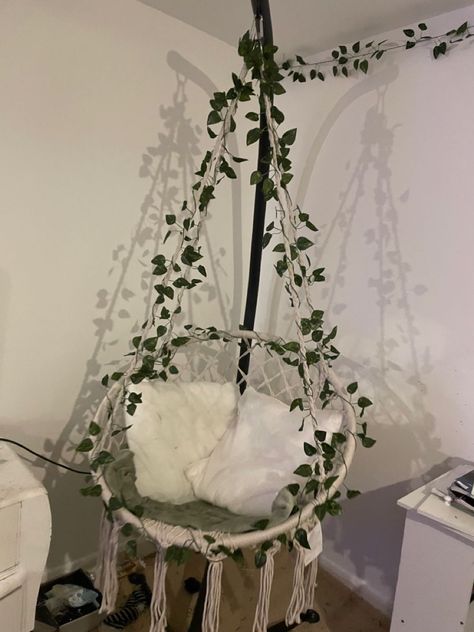 Grunge Hanging Chair, Swing In Bedroom, Hanging Chair In Bedroom, Swing Chair Bedroom, Room Swing, Bedroom Wall Decor Ideas, Dream Bedroom Inspiration, Easy Room Decor, Easy Diy Room Decor