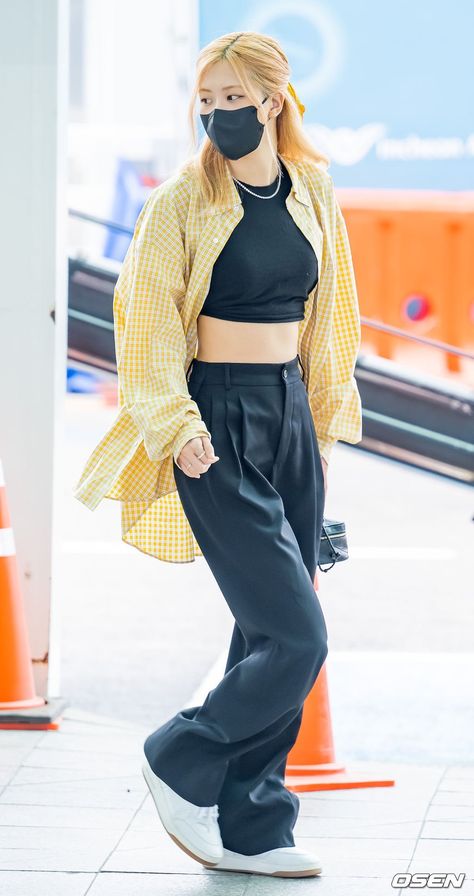 Airport Outfit Ideas, Airport Fashion Kpop, Blackpink Outfits, Casual Attire For Women, Look Rose, Fashion Kpop, Outfits Y2k, Airport Fashion, Yellow Shirts