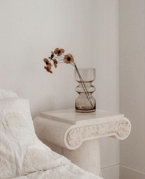 Greek Room Aesthetic, Greek Bedroom Aesthetic, Greek Bedroom, White Room Decor, Apartment Makeover, Furniture Details Design, Showroom Interior Design, Pinterest Room Decor, Interiors Dream