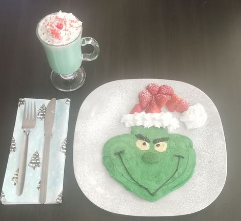 Grinch Pancakes For Kids, Grinch Breakfast Ideas, Grinch Pancakes, Xmas Breakfast, Christmas Pancakes, Pancake Designs, Homemade Breakfast Sausage, Christmas Sleepover, Kid Food Ideas