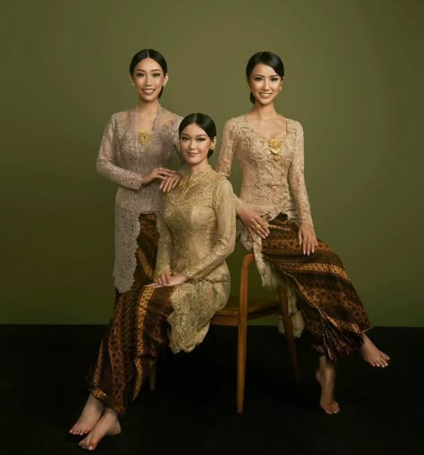 Kebaya Photoshoot Ideas, Indonesia Traditional Dress, Raya Photoshoot, Indonesia Traditional Clothes, Prenuptial Photoshoot, Model Dress Kebaya, Indonesia Traditional, Kebaya Wedding, Kebaya Modern Dress